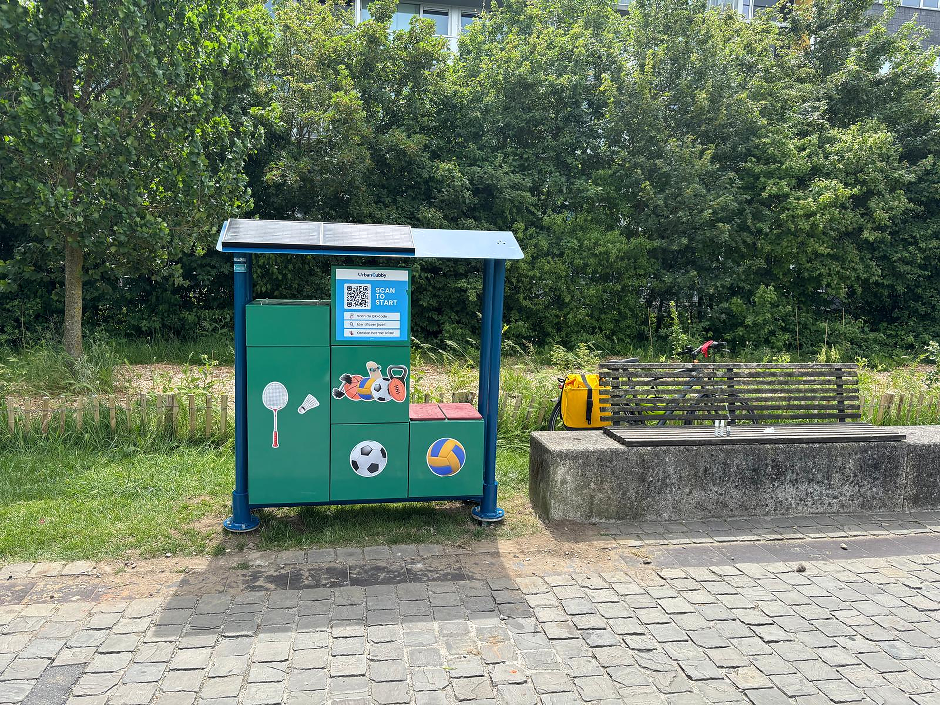 UrbanCubby met zonnepanelen in het Coyendanspark, Gent