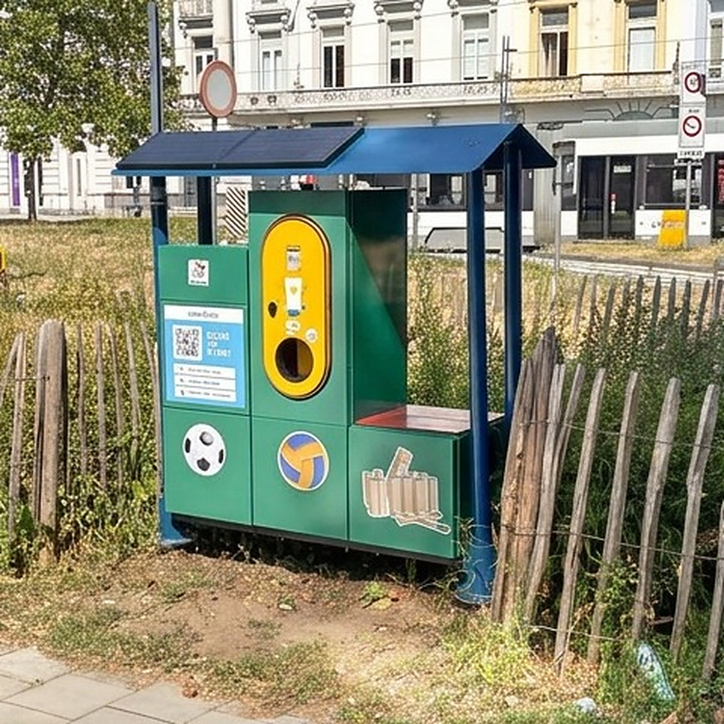 UrbanCubby met Sundo-zonnecrèmedispenser op een stadsplein